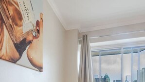Un espace de bureau moderne comprenant un bureau, une chaise et une plante en pot.