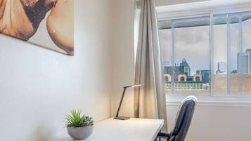 Een moderne kantoorruimte met een bureau, stoel en een potplant.