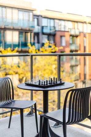 Outdoor dining - Grand Horizon Montréal | Free Parking (Montreal)