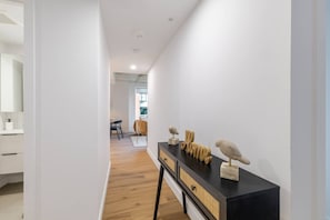 Interior - Grand Horizon Montréal | Free Parking (Montreal)