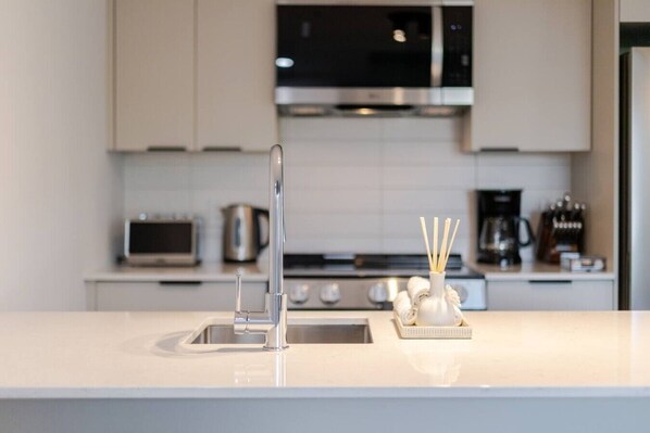 Private kitchen - Grand Horizon Montréal | Free Parking (Montreal)