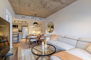 Living area - CityGlow Montréal w/ Free Parking (Montreal)