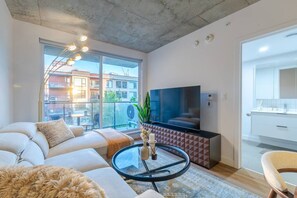 Living area - CityGlow Montréal w/ Free Parking (Montreal)