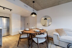 Dining - CityGlow Montréal w/ Free Parking (Montreal)