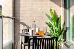 Outdoor dining - The Downtown Escape Montréal (Montreal)