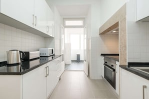 Wasserkocher mit Kaffee-/Teezubehör, Kühlschrank, Mikrowelle, Ofen