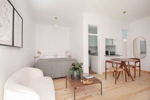 Bügeleisen/Bügelbrett, Reisekinderbett, WLAN, Bettwäsche