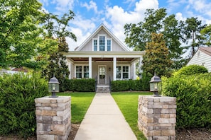 Exterior - The Retreat, 3BR Wlk-SQ+grill by Velvet Ditch Villas (Oxford)
