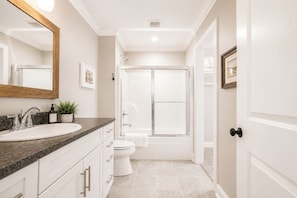 Hair dryer, towels - The Retreat, 3BR Wlk-SQ+grill by Velvet Ditch Villas (Oxford)