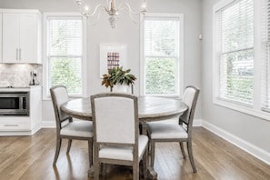 Dining - The Retreat, 3BR Wlk-SQ+grill by Velvet Ditch Villas (Oxford)