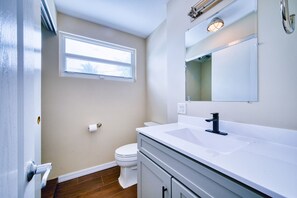 Bathroom - Cozy 4 Bedroom Beach House, Tennis Courts & Pool (George Town)