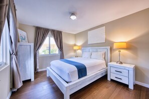 Room - Cozy 4 Bedroom Beach House, Tennis Courts & Pool (George Town)