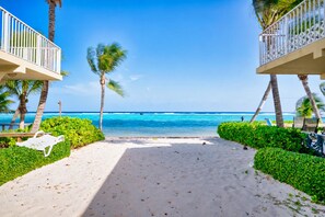 Beach - Cozy 4 Bedroom Beach House, Tennis Courts & Pool (George Town)