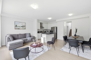 Living area - Soleil Nest - 5 Beds, 2.5 Baths, 2 Park, Backyard (Pickering)