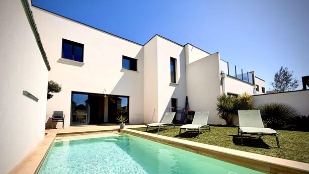 A modern house with a swimming pool, a covered patio, and a well-maintained lawn. - Beautiful Montpellier Villa With Pool (Montpellier)