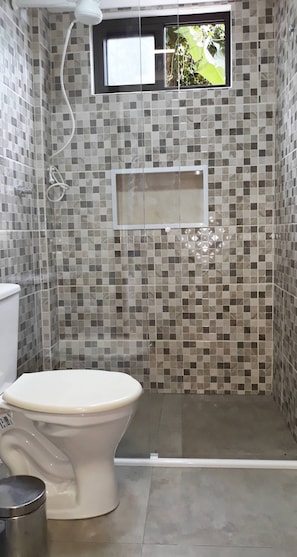 Haartrockner, Handtücher, Seife, Toilettenpapier