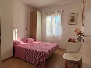 2 chambres, fer et planche à repasser, Wi-Fi, draps fournis