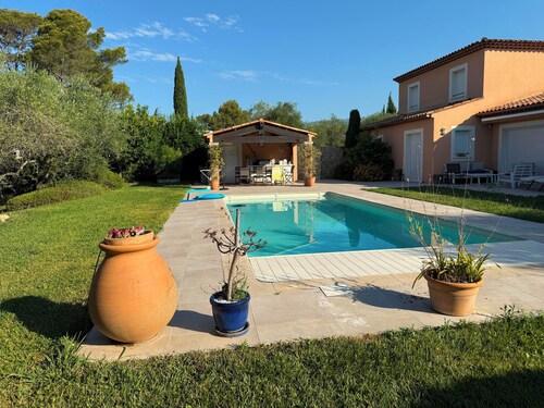 Guest house surrounded by olive trees, with access to a private pool.