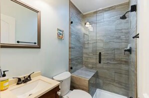 Douche, sèche-cheveux, serviettes fournies, savon