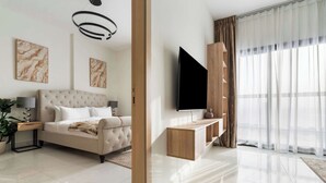 Ein modernes Wohnzimmer mit einer Couch, einem Flachbildfernseher, Marmorbildkunst und einem großen Fenster mit transparenten Vorhängen.