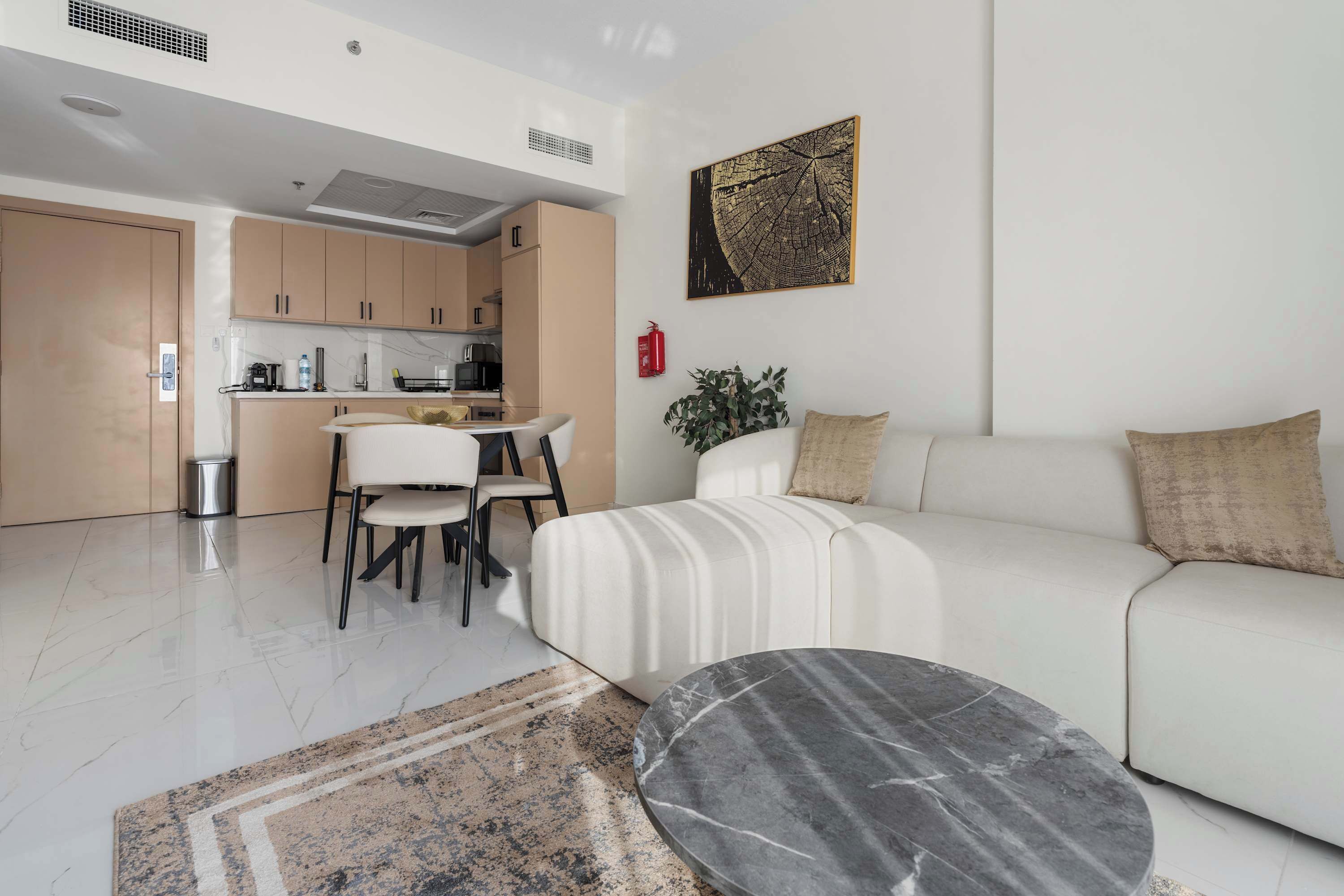 Ein modernes Wohnzimmer mit einer Couch, einem Couchtisch und einem Essbereich mit Stühlen.
