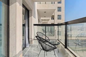 Property grounds - Stylish 1BR | Pool, Gym & Metro Access (Dubai)