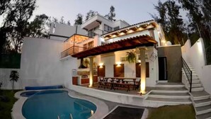 A modern house with a swimming pool, a covered patio, and a staircase leading to the upper level. - The perfect home for vacations, weekend getaways, family gatherings, and pets (Ixtapan De La Sal)