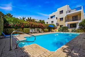 Pool - Erato Gardens Modern Apartment By VICHY Holidays (Paphos)
