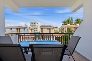 Outdoor dining - Erato Gardens Modern Apartment By VICHY Holidays (Paphos)