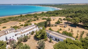 A coastal property with a white building, a beach, and surrounding greenery. - Ottava Dimora Del Pizzo - Gallipoli (Gallipoli)