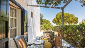 A table set for a meal with plates, cups, and a pineapple. - Ottava Dimora Del Pizzo - Gallipoli (Gallipoli)