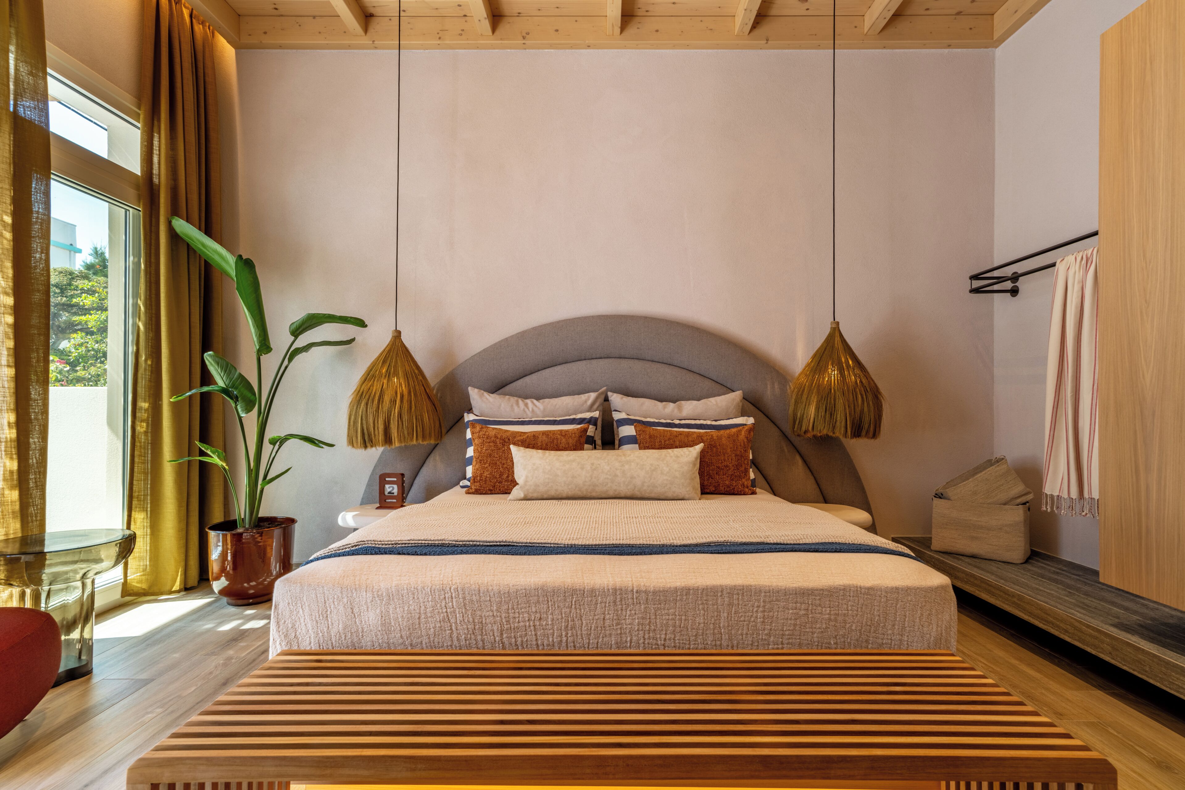 Free minibar, in-room safe, blackout curtains