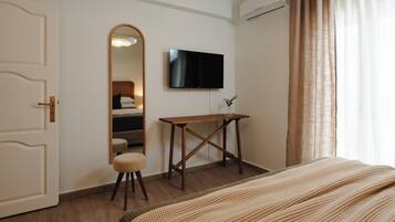 Apartment, 3 Bedrooms, Executive Level | Minibar (free items), in-room safe, blackout drapes