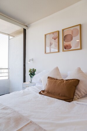Familienapartment, Balkon, Stadtblick | Verdunkelungsvorhänge, Bügeleisen/Bügelbrett, kostenloses WLAN