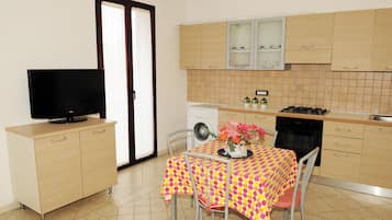 Apartment, Garden View | Private kitchen | Full-size fridge, oven, stovetop, cookware/dishes/utensils