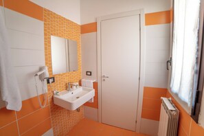 Chambre, vue jardin | Salle de bain | Articles de toilette gratuits, sèche-cheveux, serviettes fournies, savon