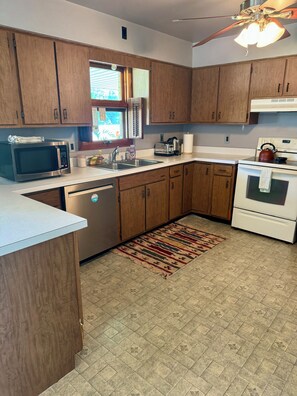 Private kitchen - Harbor Country Hostel: Experience True Community in Harbor Country (Shorewood-Tower Hills-Harbert)