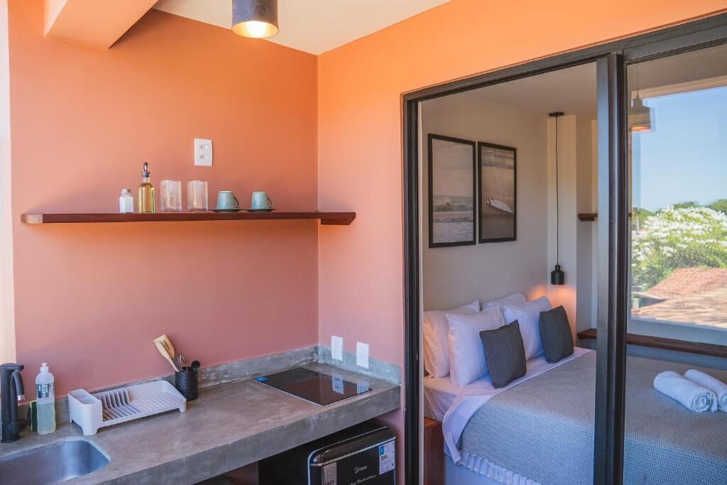 Een moderne badkamer met een aanrecht, wastafel en een handdoekhouder.