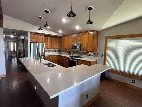 Luxury Retreat with Hot Tub, Views & Prime Spot