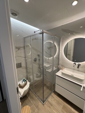Dusche, Haartrockner, Handtücher, Seife