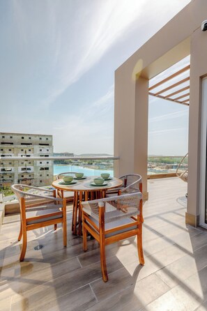 Outdoor dining - Stunning Lagoon View Apartment with Balcony 2BR for 6 (Cartagena)