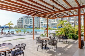 Outdoor dining - Stunning Lagoon View Apartment with Balcony 2BR for 6 (Cartagena)
