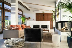 TV, fireplace - Farmhouse with pool among olive groves in Cambrils (Cambrils)