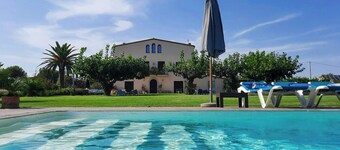 Farmhouse with pool among olive groves in Cambrils