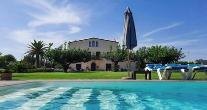 Farmhouse with pool among olive groves in Cambrils