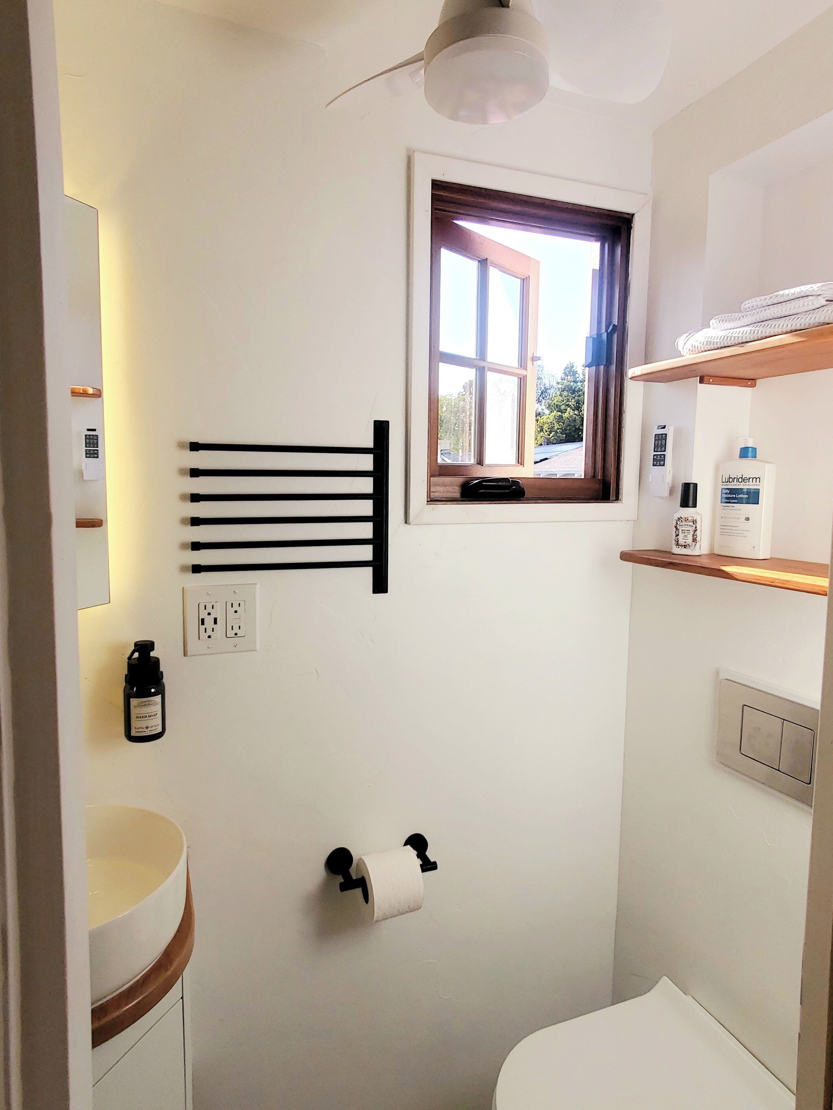 Een douche, een haardroger, handdoeken, zeep