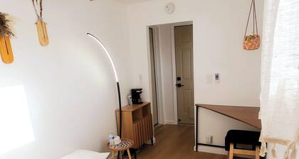 Private Entrance With Crisp Sheets And A Cozy Grotto Shower