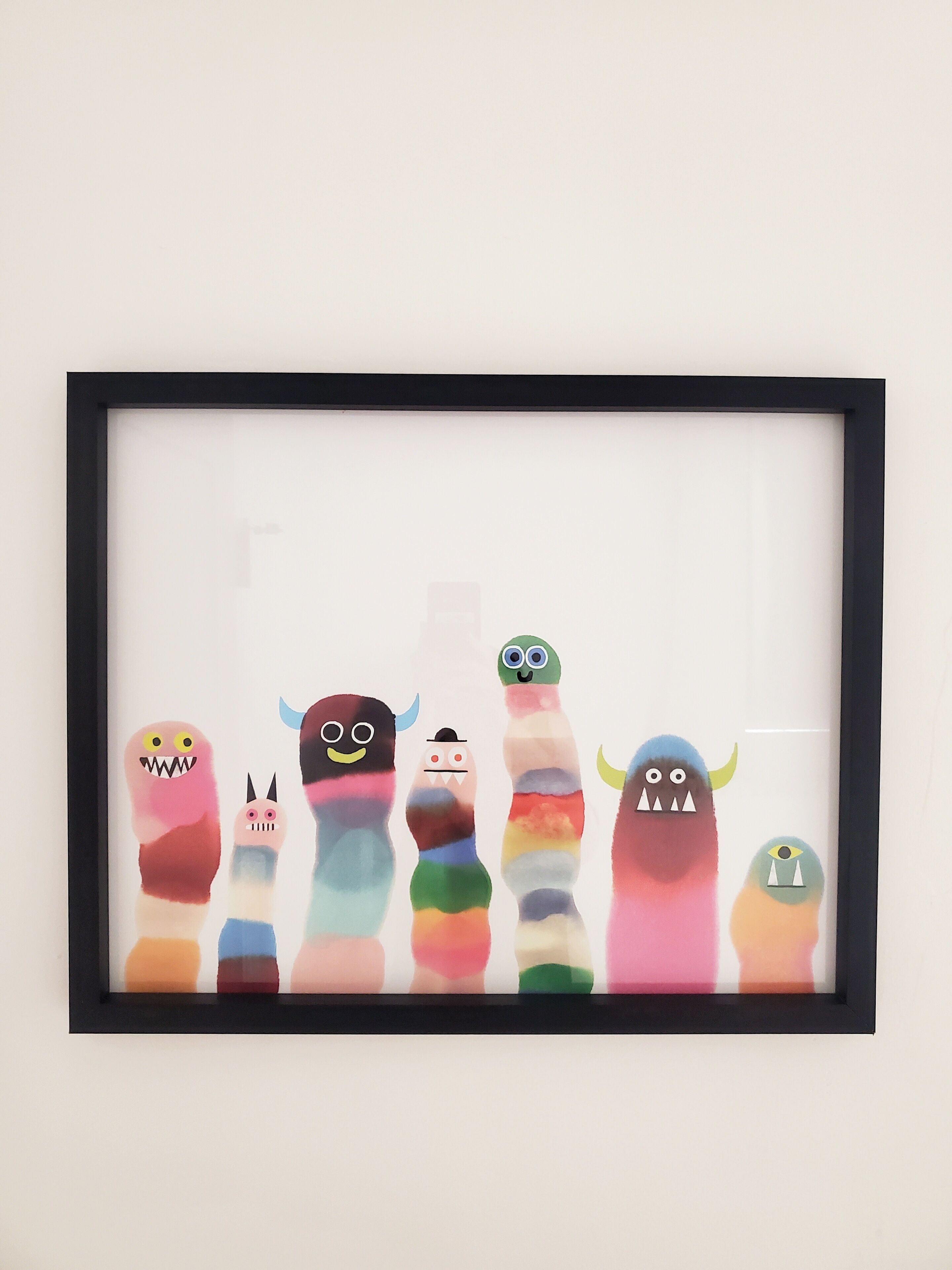 Een lijstwerk met kleurrijke, cartooneske monsters.