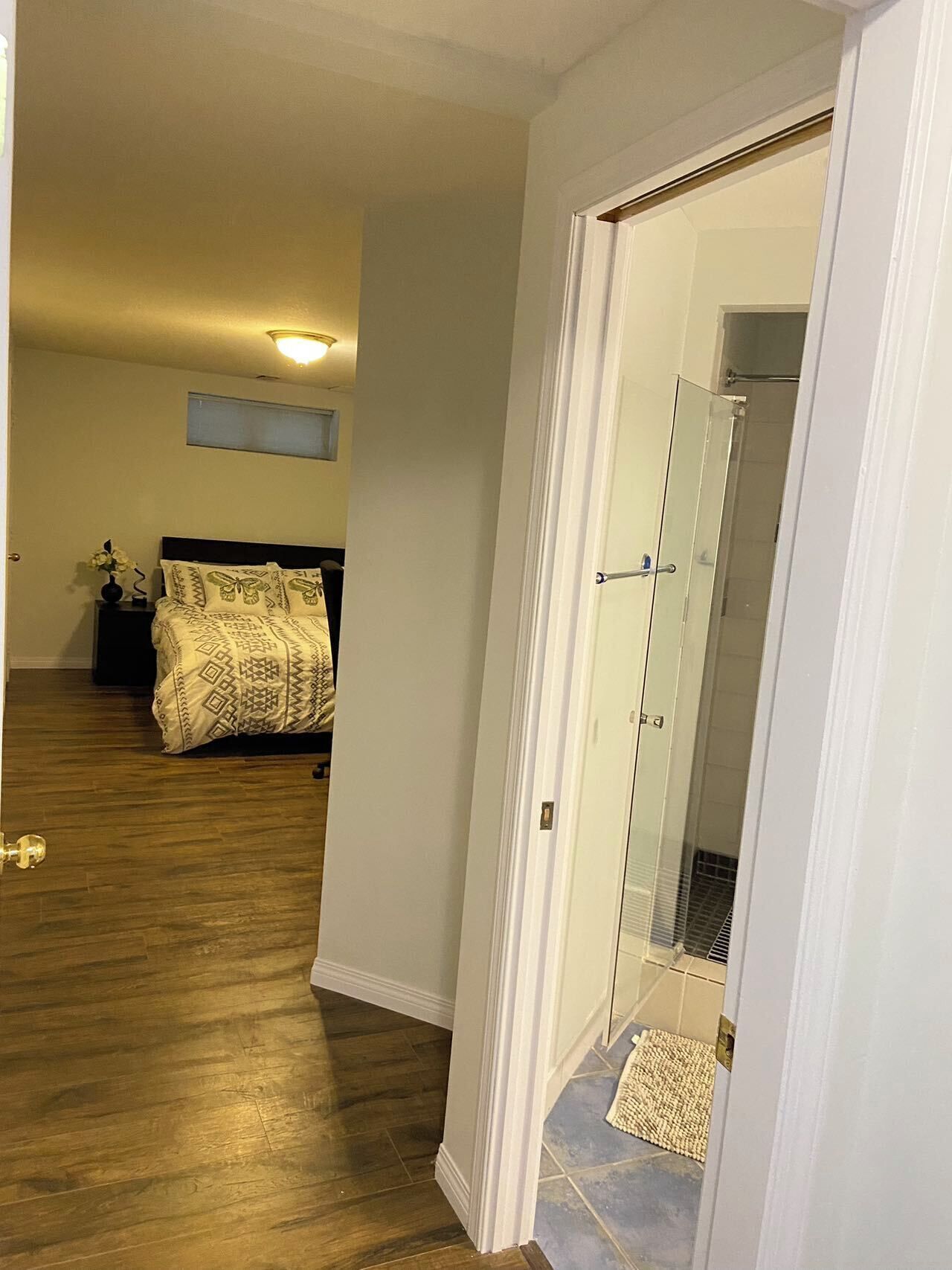 Una camera da letto con un letto, un comodino e una lampada da comodino.