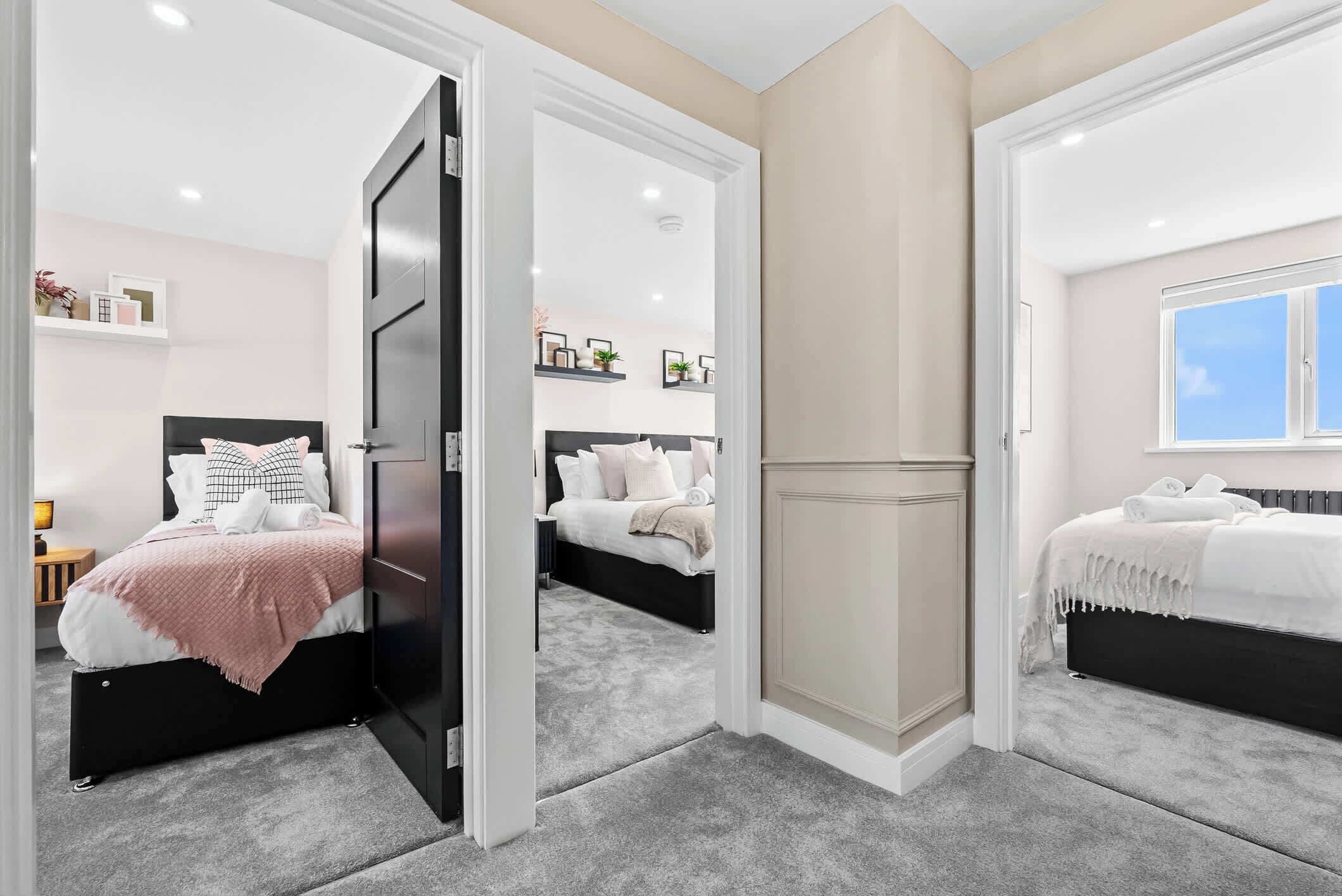 Un dormitorio con dos camas, un vestidor y una ventana con vistas.